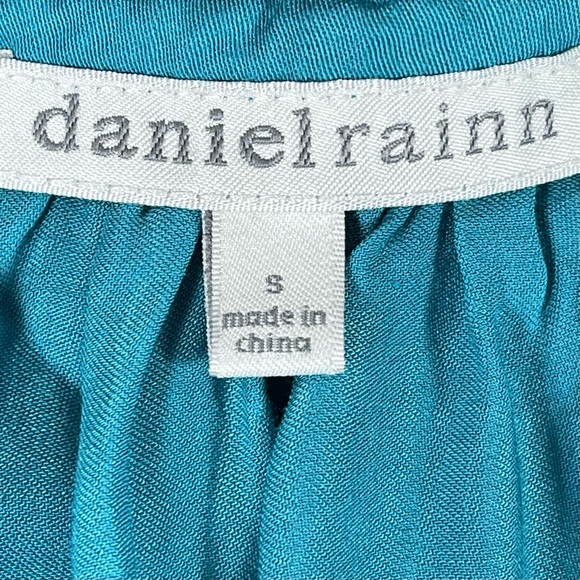 Daniel Rainn size small sleeveless light blue button up top, vneck, front pocket - Picture 9 of 9